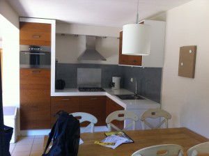 moderne keuken en eetkamer